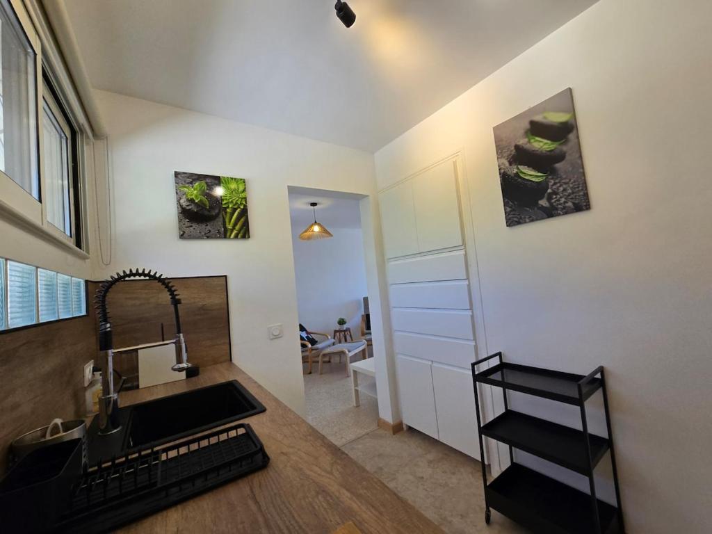 L'Instant Bleu - apartment with AC, WiFi, and parking - 5