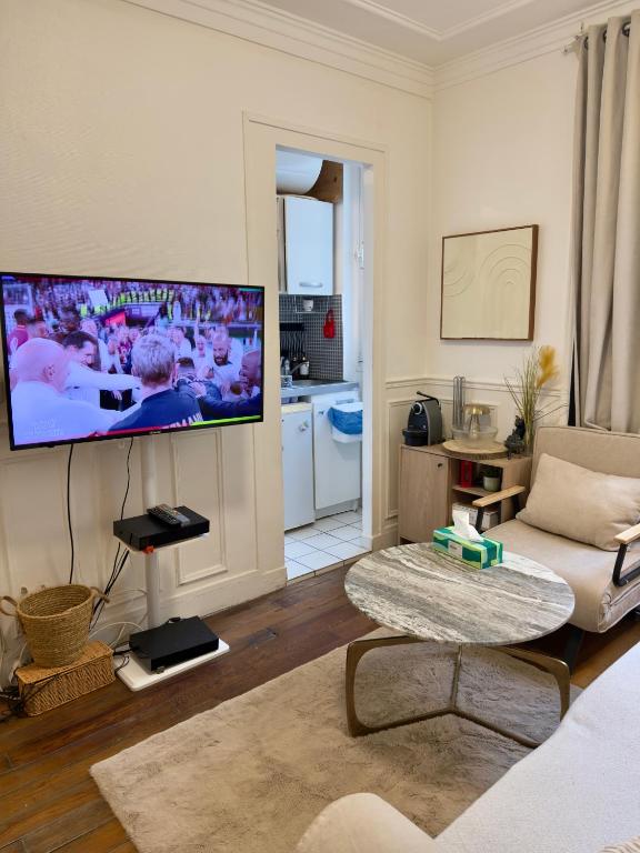 Quiet & bright apartment in Paris - 2