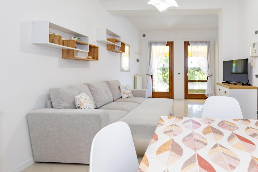 Apartment with Private Beach Spot Terrace & Parking - 4