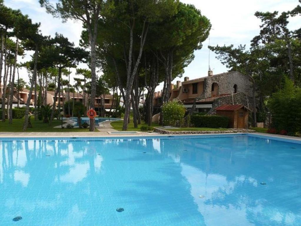 Cozy villa in a holiday village with pool - 1