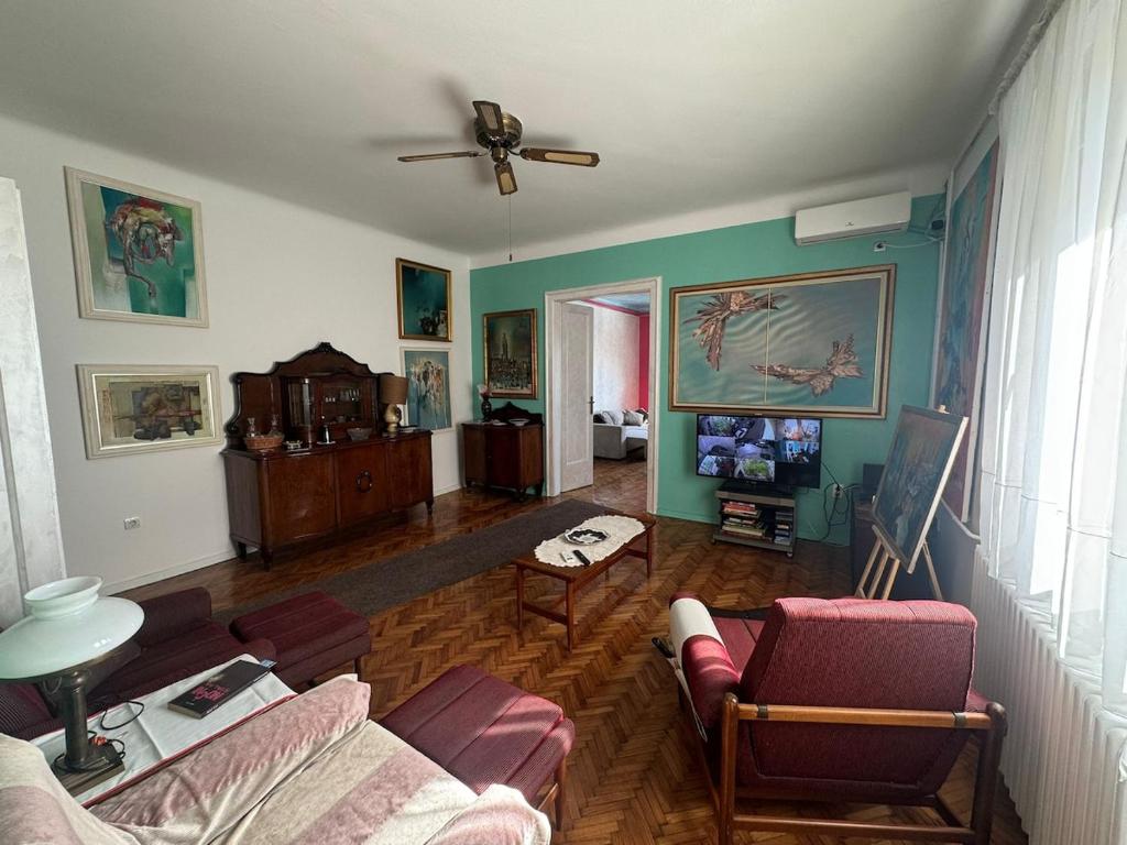 Artist Apartment with Views over Republic Square - 5