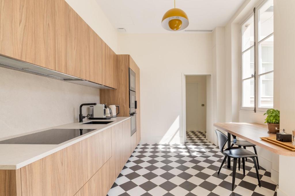 Luxury Paris Escape with AC in the Heart of the 7th - 4