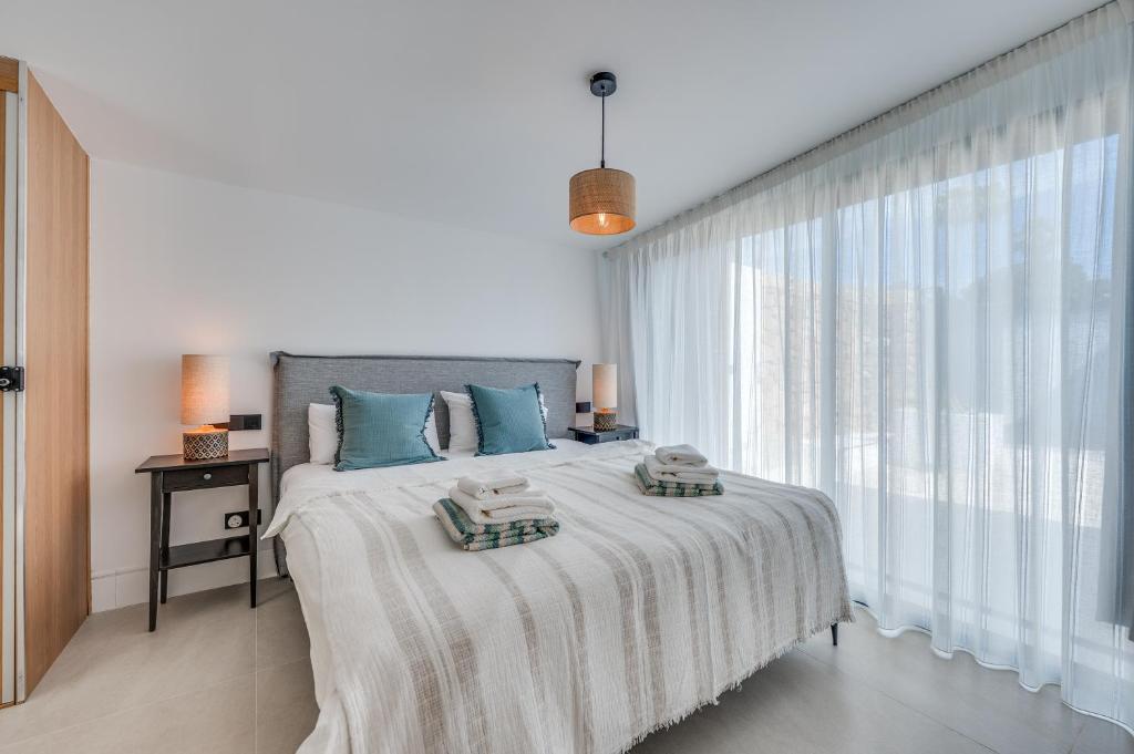 Beachside Villa 8 Ensuite 2 Private Pools - 5