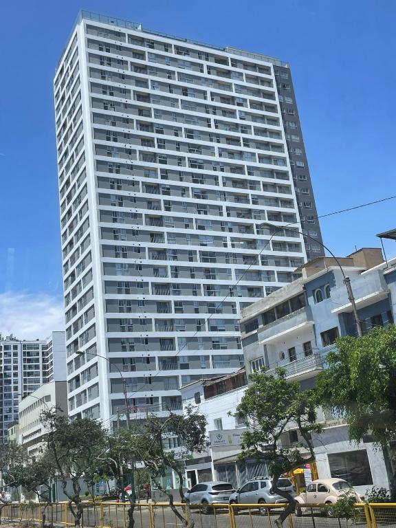 Dpto amoblado con 6 camas en av brasil - 2