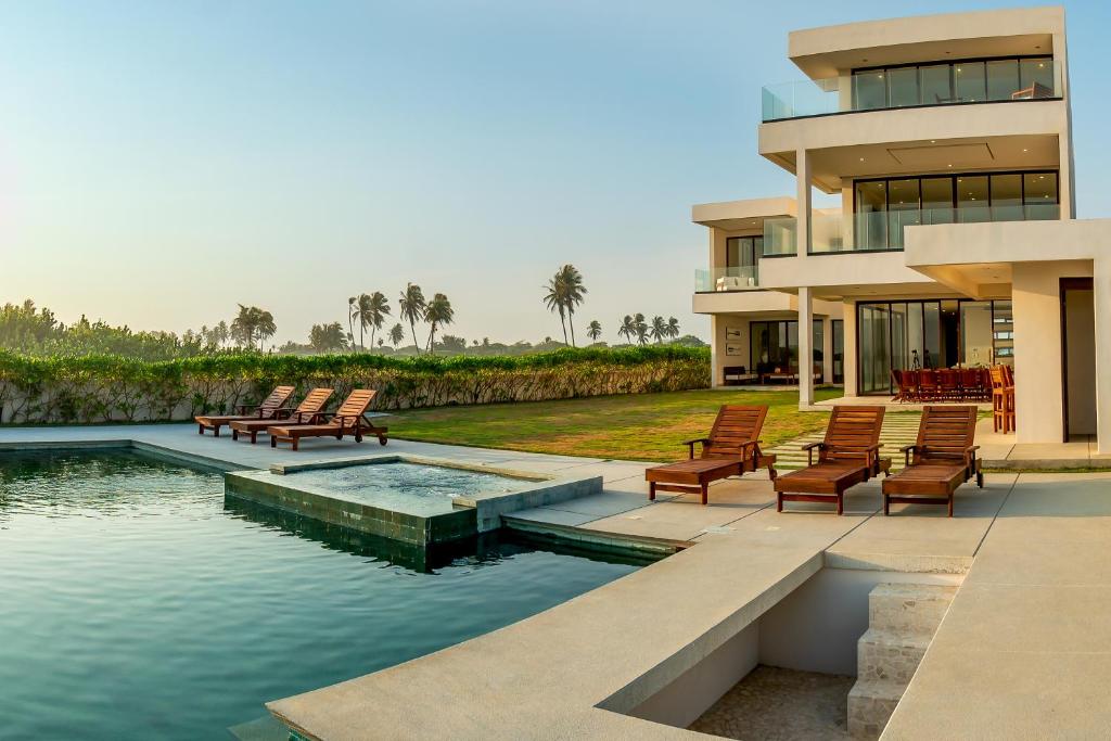 Casa La Terca, 9BR Beachfront Estate with Private Pool, Ocean View & Beach Access - 4