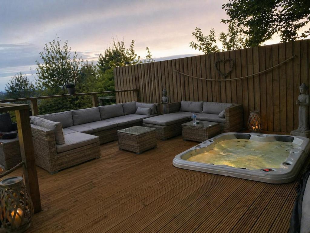 Detached bungalow with hot tub - pet-friendly Torquay self-catering