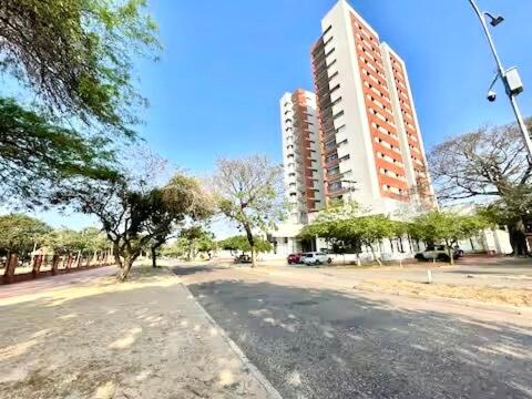 Amplio, céntrico y junto al parque - 2