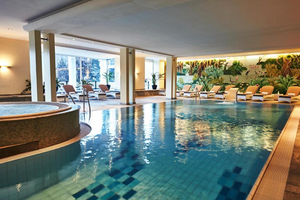 Swimming pool, Steigenberger Grandhotel Belvedere in Davos