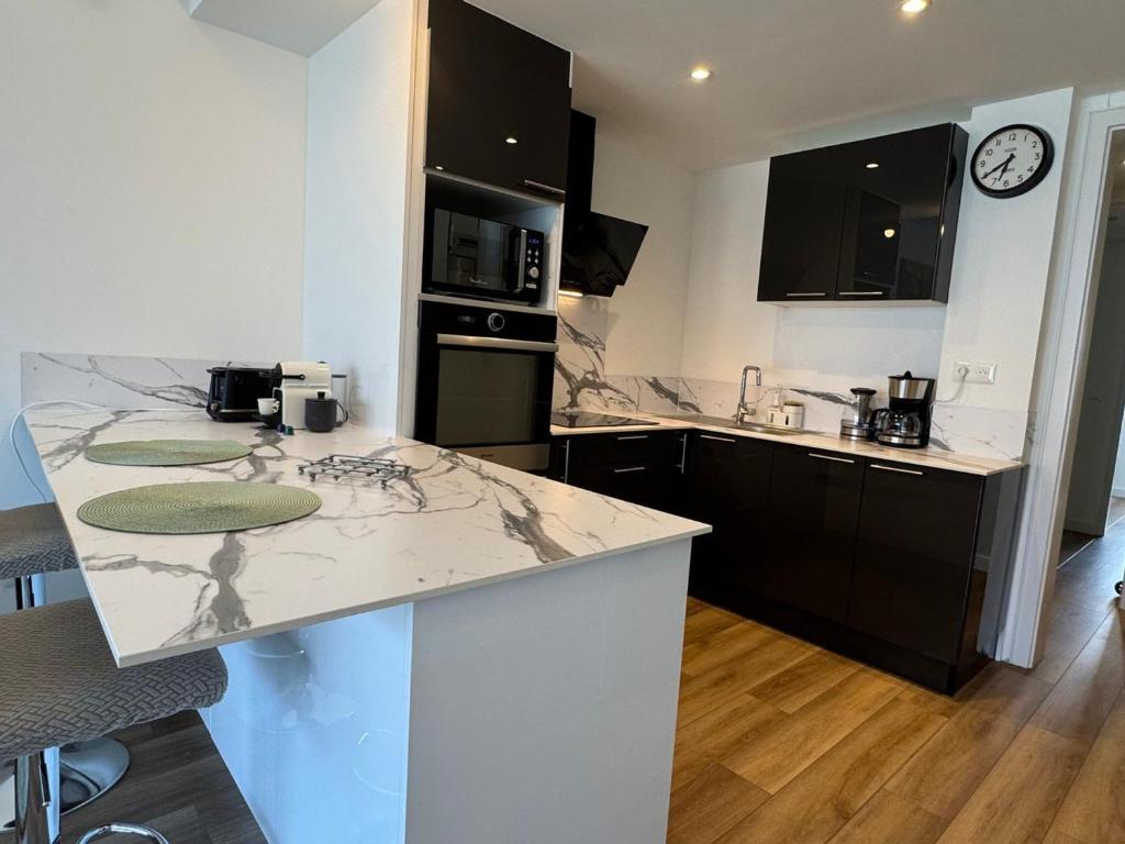 Appartement rénové, vue lac, parking privatif - FR-1-555-130 - 4