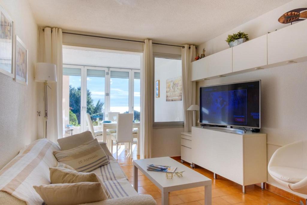 Bright Apartment with Sea View and Swimming Pool - 2