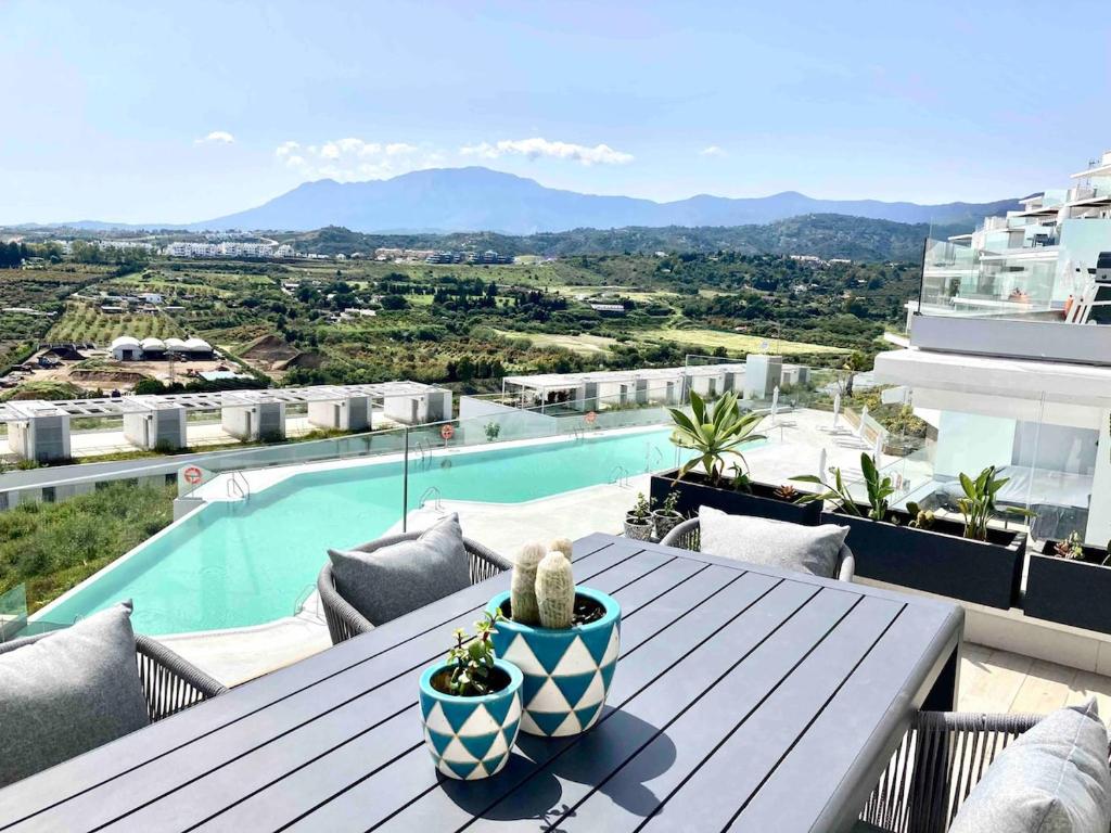 Sea-View Penthouse and Infinity Pool, Estepona - 2
