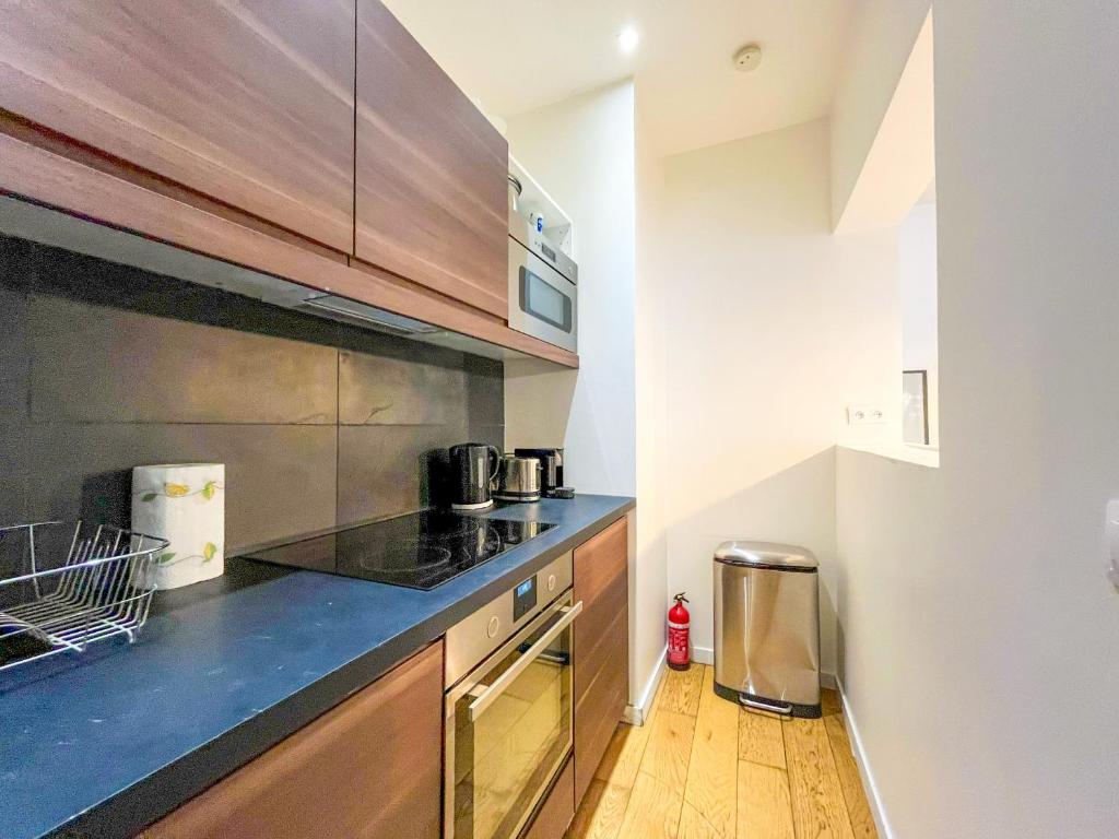 UrbanFlat 69 - Authentic Parisian Home in the Center of Paris - 5
