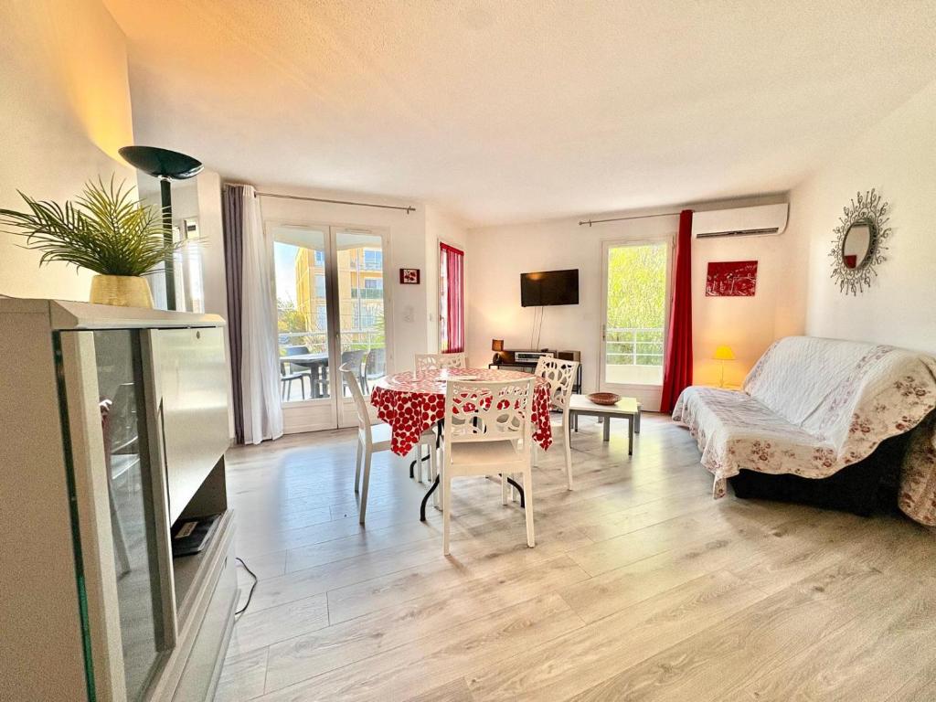 F2 avec terrasse et parking privé à Fréjus - 4