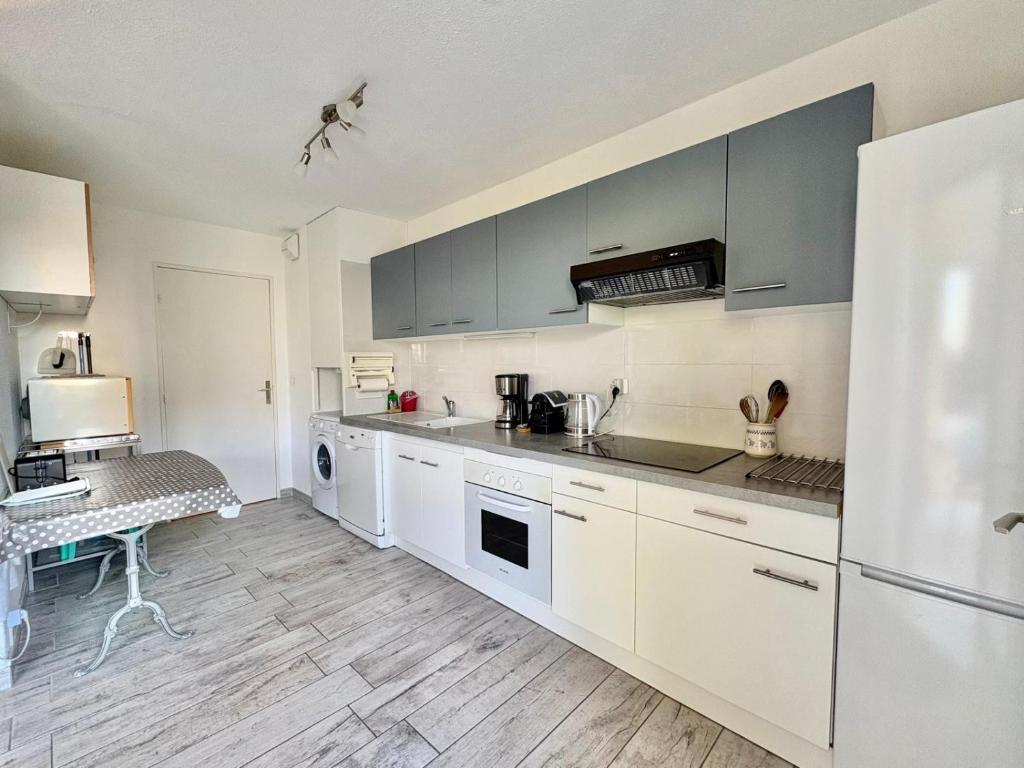 F2 avec terrasse et parking privé à Fréjus - 3