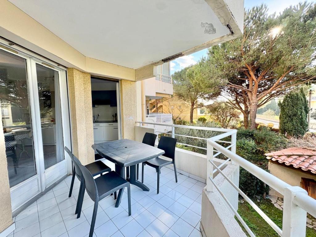 F2 avec terrasse et parking privé à Fréjus - 5