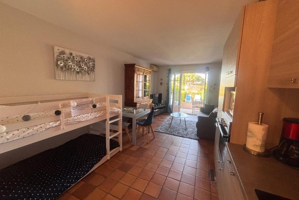 Garden studio with terrace 600m from the port - 2