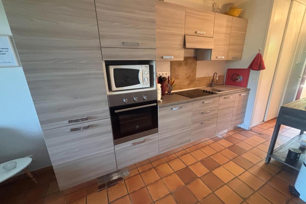Garden studio with terrace 600m from the port - 3