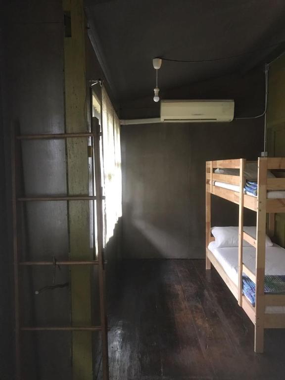 เตียงสองชั้นในห้องพักรวมหญิงชาย