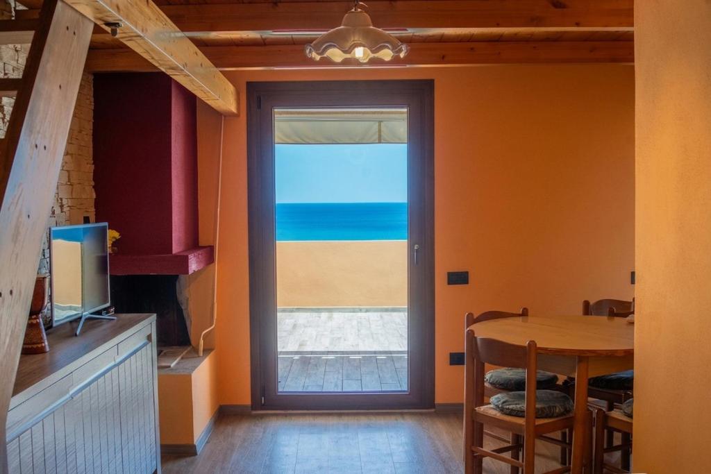 Appartamento rifinito con vista mare vicino alla spiaggia - 2