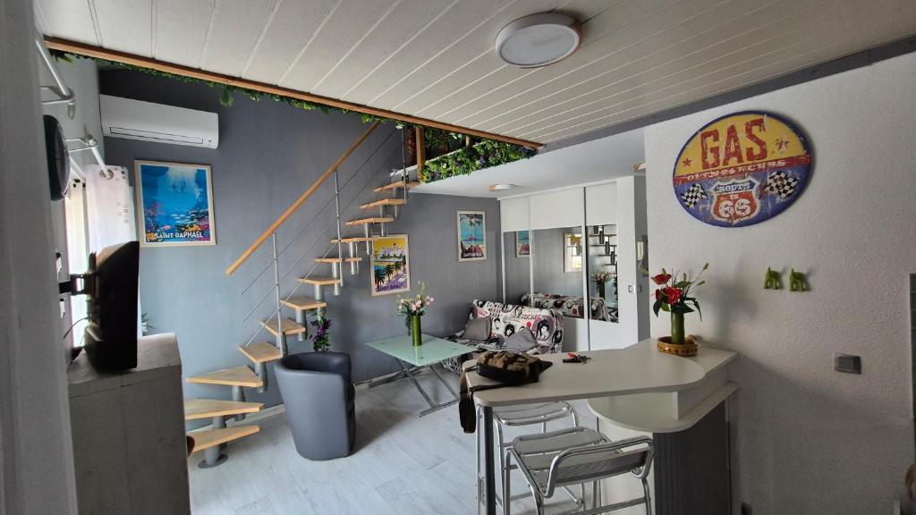 JOLI ET SPACIEUX STUDIO AVEC GARAGE AU BORD DE MER - 2