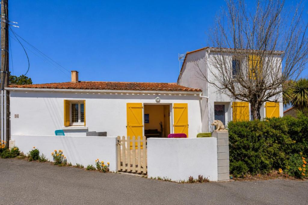Jolie maison volets jaunes avec terrasse pour 7 - 2