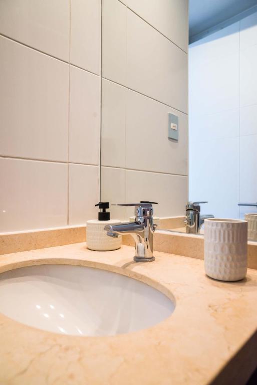 Stylish 2BR City Flat Modern Design and Comfort - 2