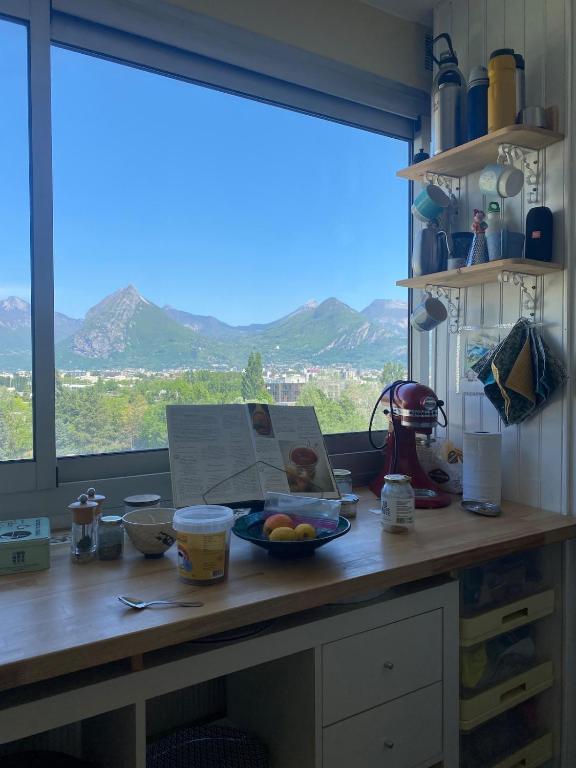 Une chambre calme dans mon appartement avec vue - 4
