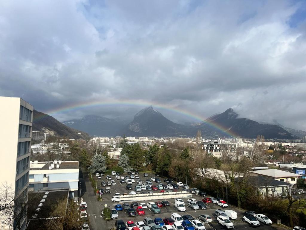 Une chambre calme dans mon appartement avec vue - 2