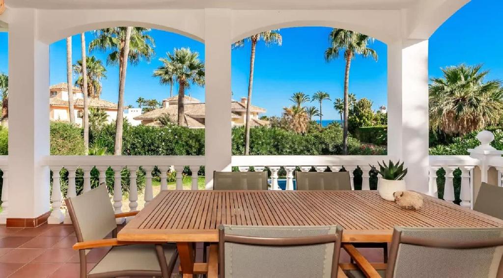 Elegant family villa just steps from the beach - 2