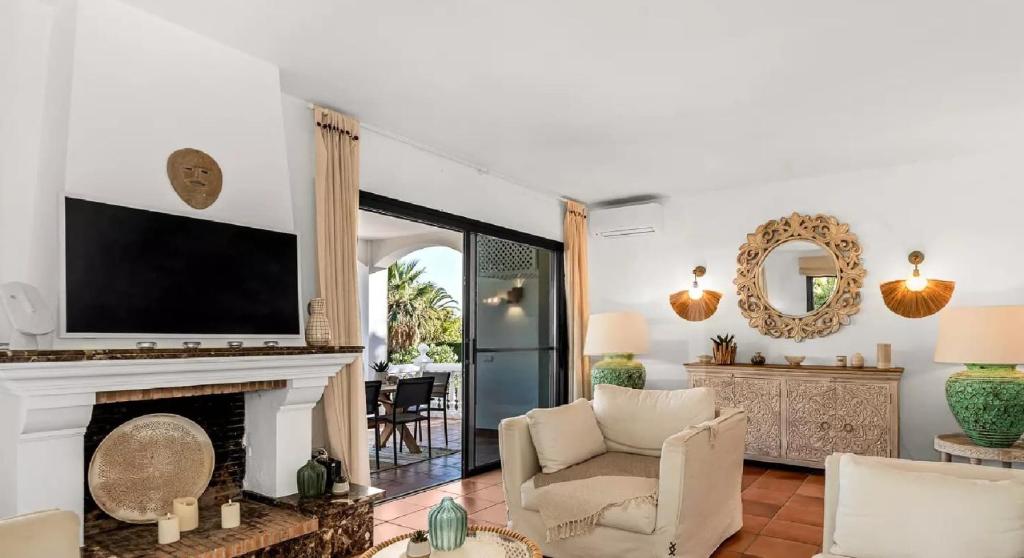 Elegant family villa just steps from the beach - 3