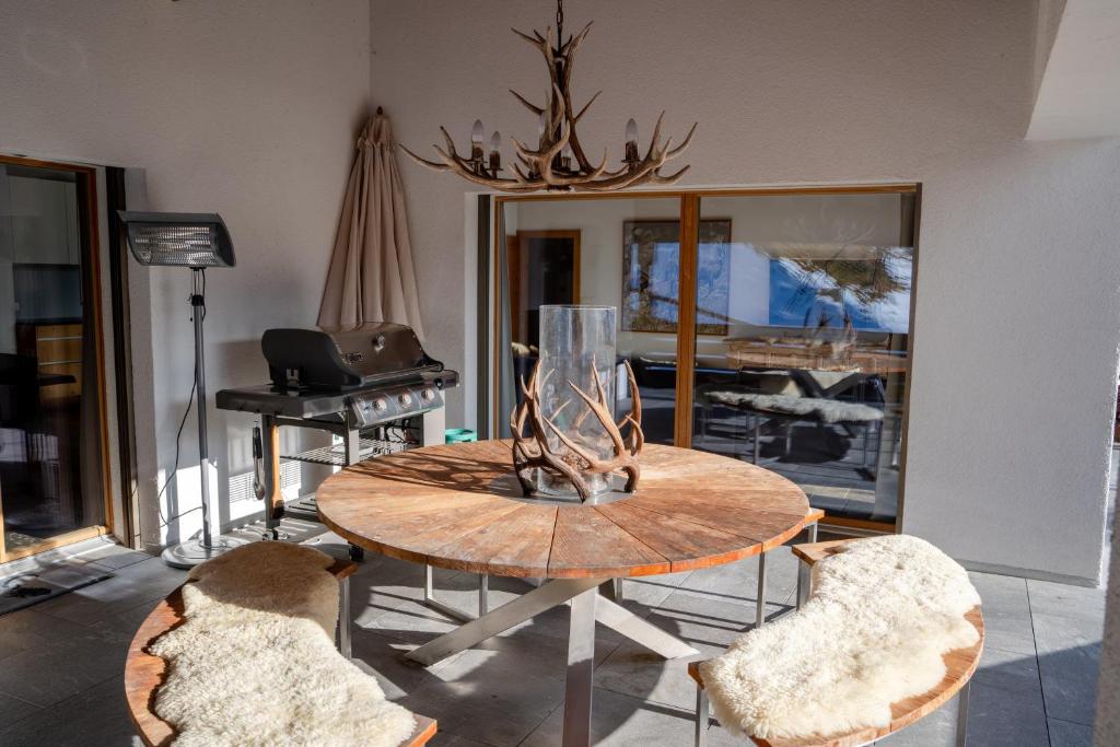 Luxury Chalet in Laax with Stunning Views - 4
