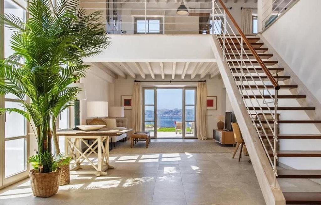 Elegant beachfront villa with stunning views - 3