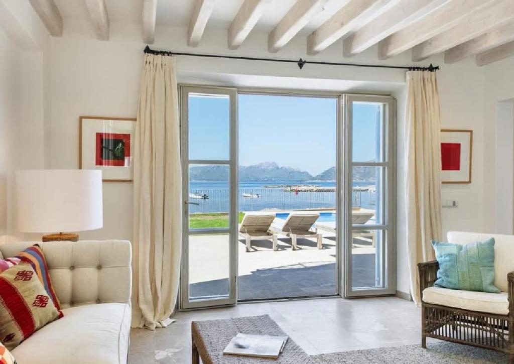 Elegant beachfront villa with stunning views - 4