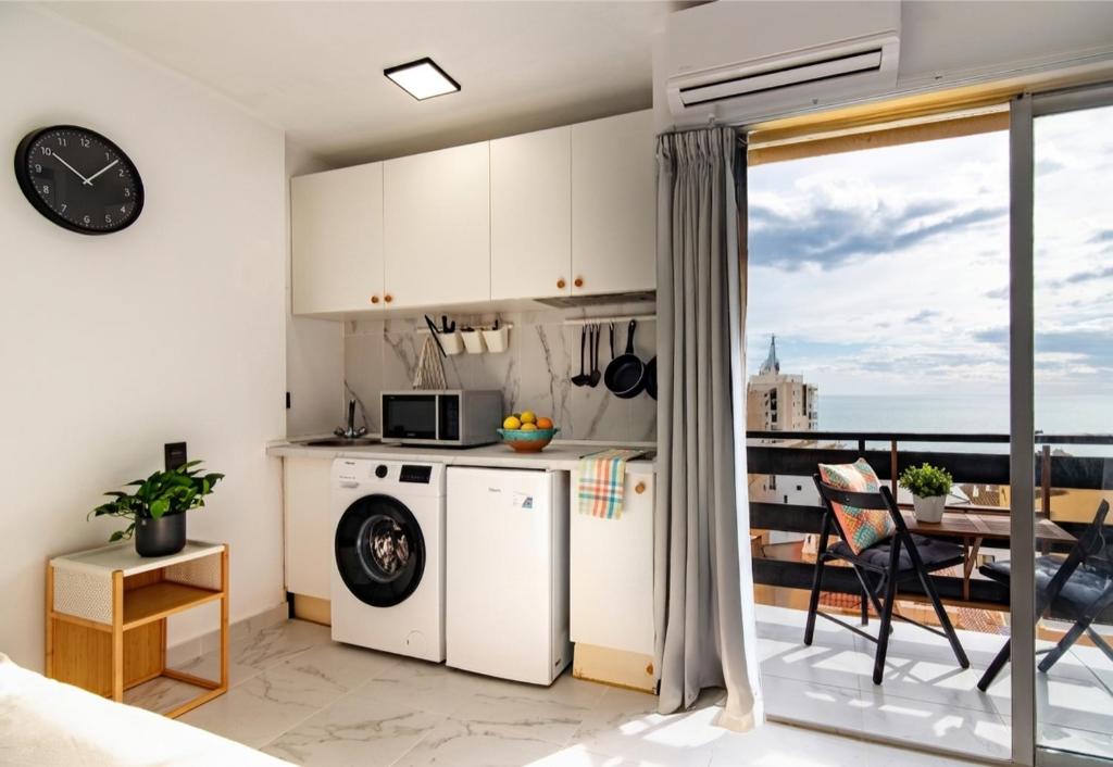 Estudio con vistas al mar junto a la playa - 1