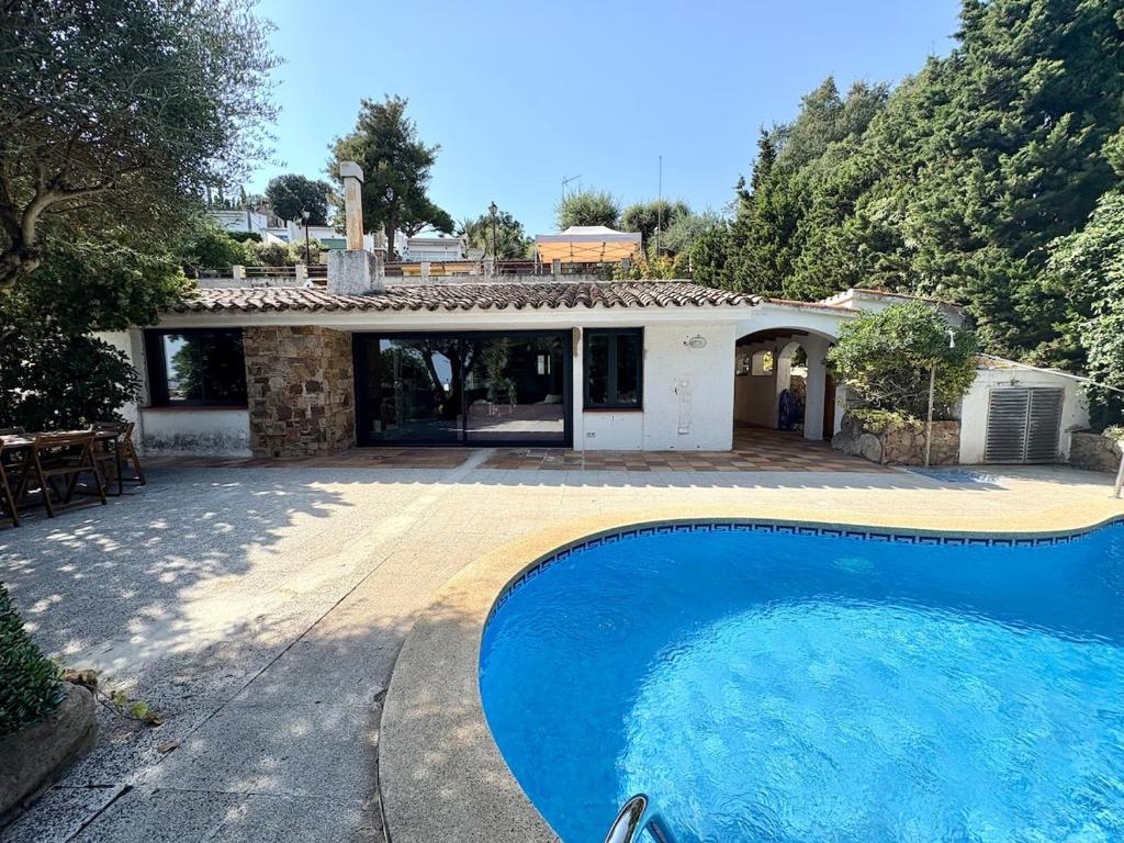 Pool and Beach Private Access - 3