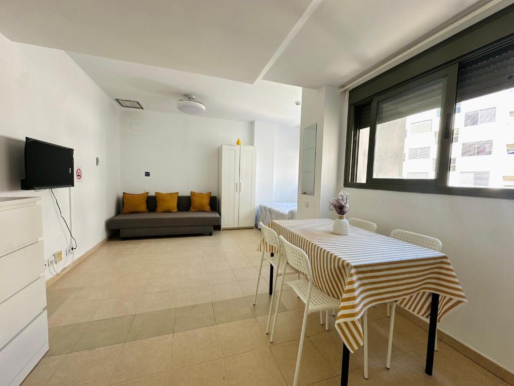 Apartamento con piscina, temporada - 3