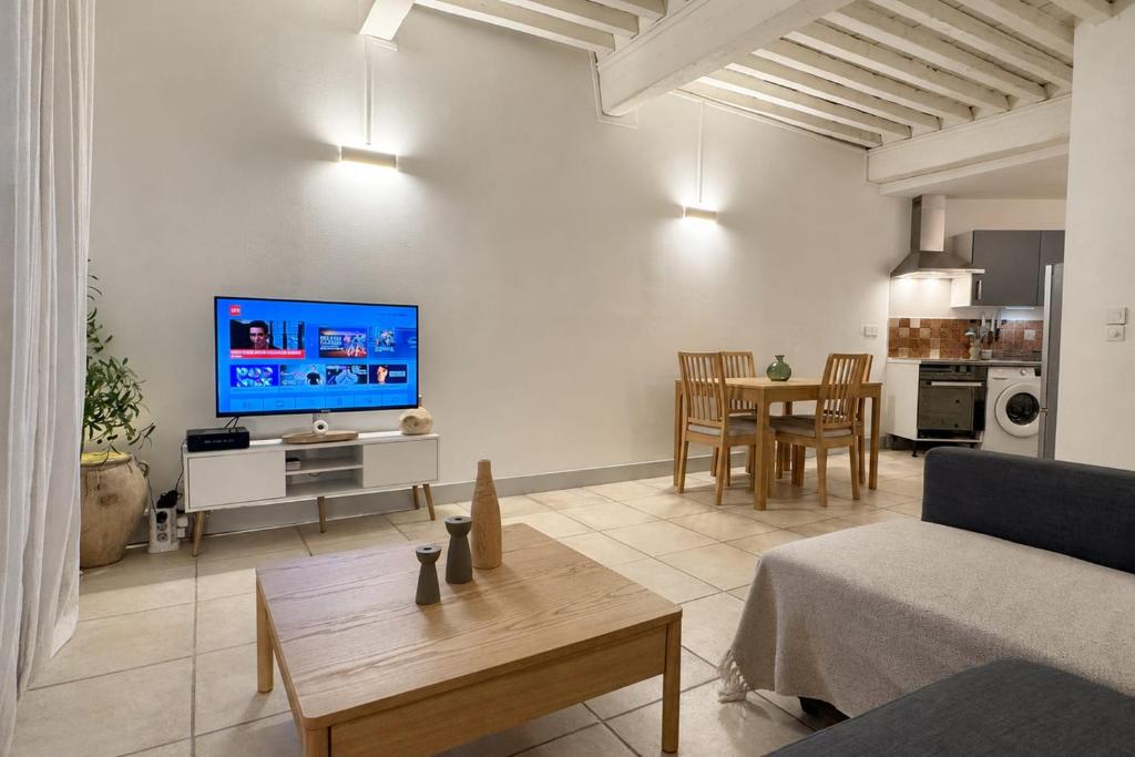 Bright Nîmes Center Flat with Terrace - 5