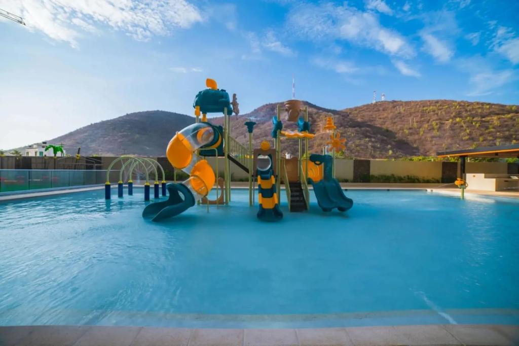 NEW!! Family-Friendly Modern 2BR/2BA • Steps to Beach - 5