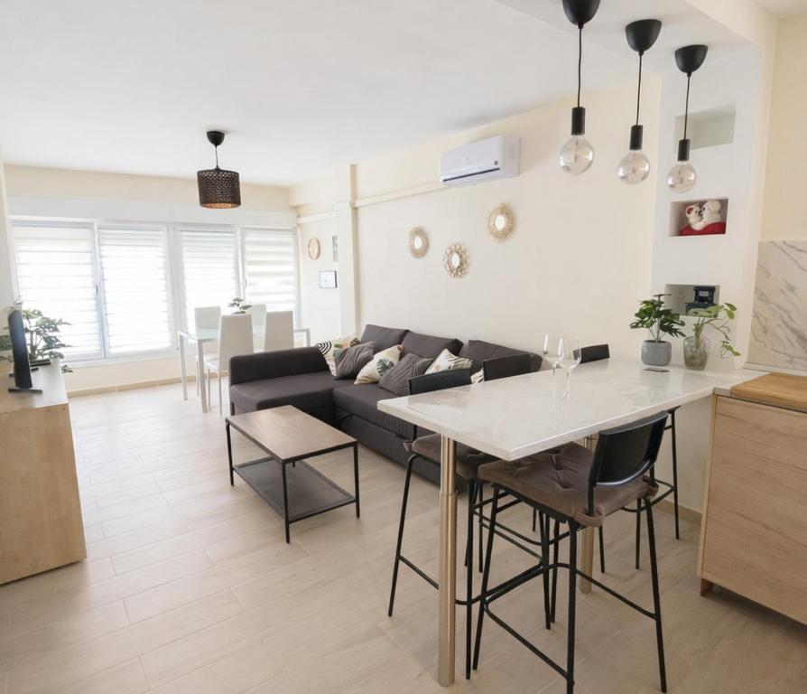 Beautiful Modern Flat Near the Beach & Pool - 1