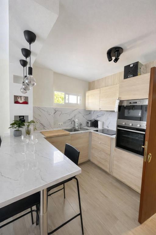 Beautiful Modern Flat Near the Beach & Pool - 3