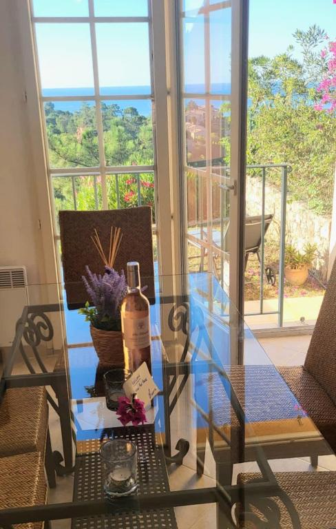 SEAVIEW house - 6-min WALK TO BEACH & RESTAURANTS - Pool - Private underground garage box - Garden - near Cannes - 3