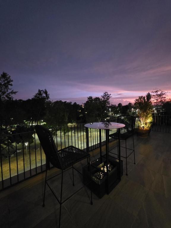 Private terrace, park view and location - 3