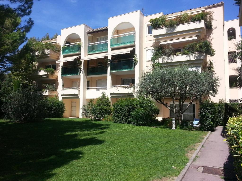 Studio lumineux avec piscine, terrasse et parking privé - 4