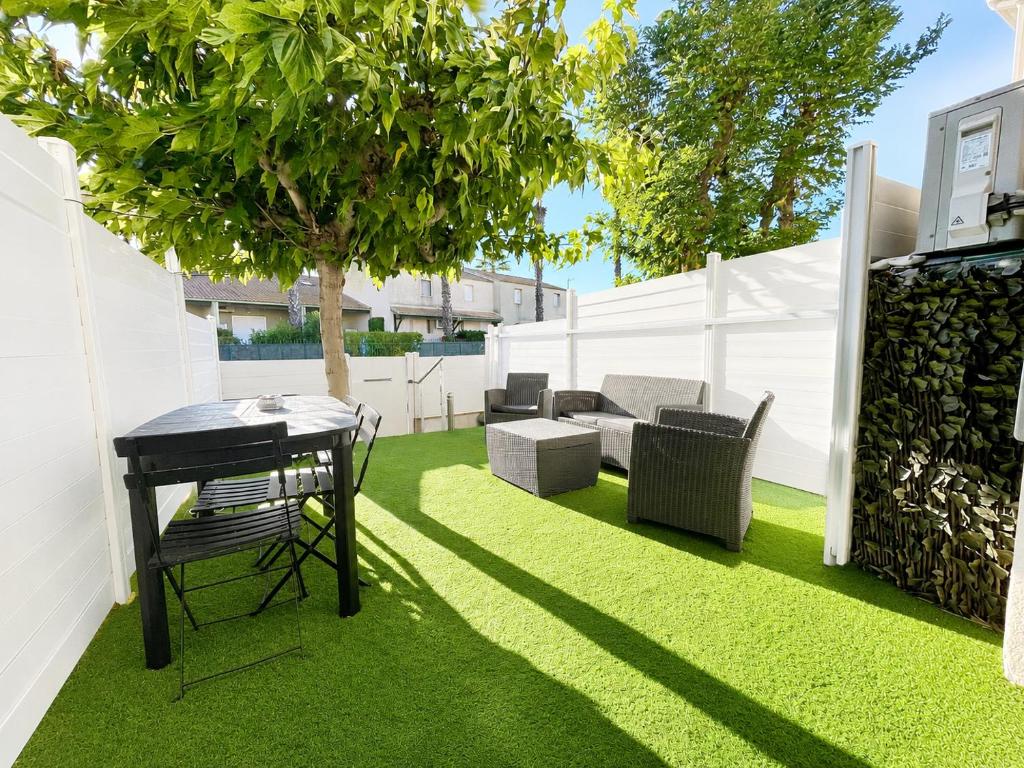 APPARTEMENT T2 CLIMATISÉ AVEC JARDIN - 5 personnes - 1