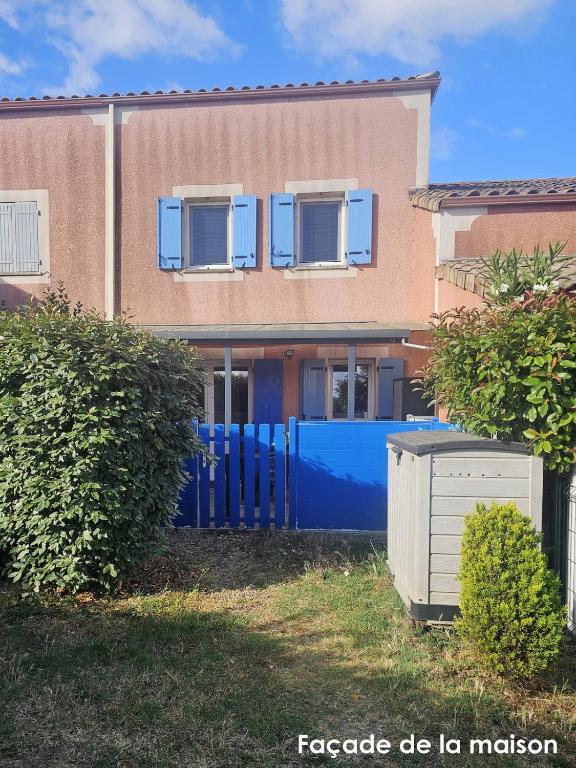 Maison avec plusieurs piscines intérieure et extérieure et parking à 15mn plage - 4
