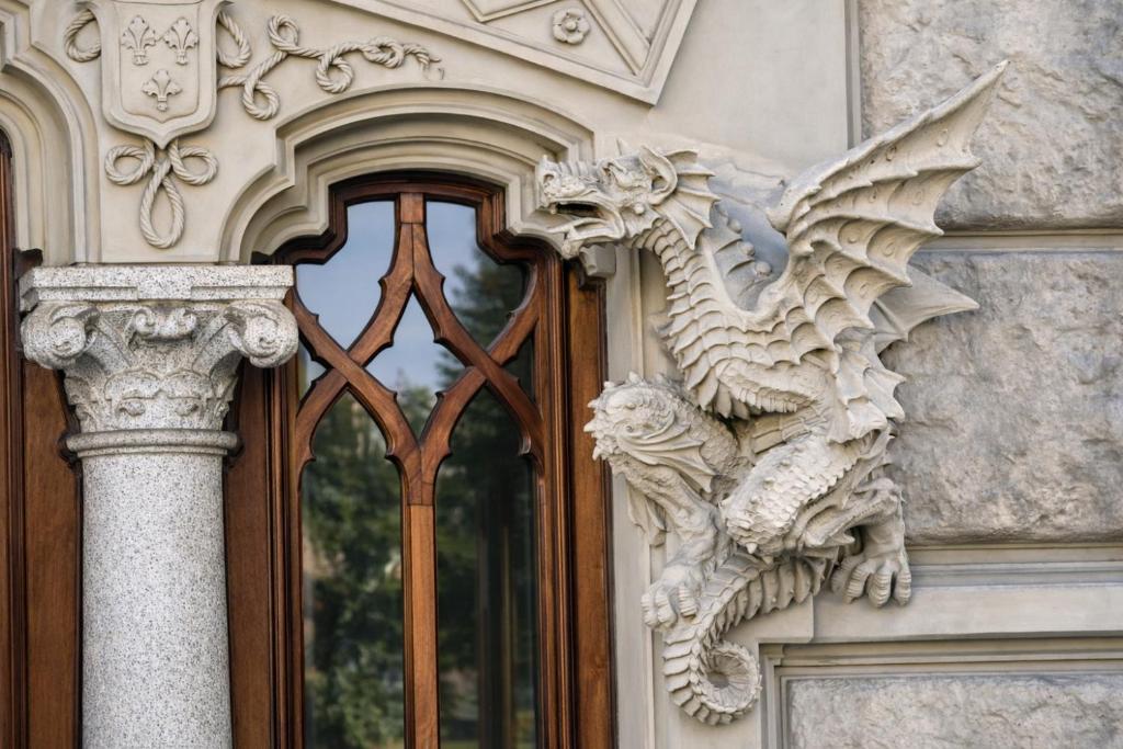 Torino - House of Dragons Historic Palace Apartment, Walk to Centre & Metro 2 min - 2