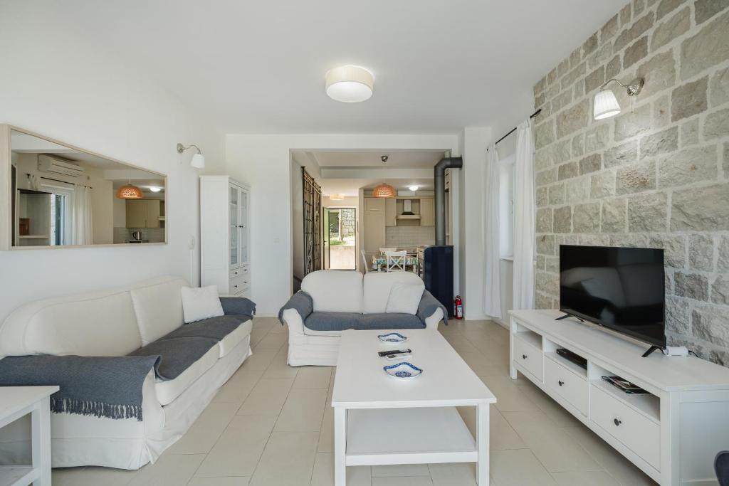 Lavender house with shared pool - 1