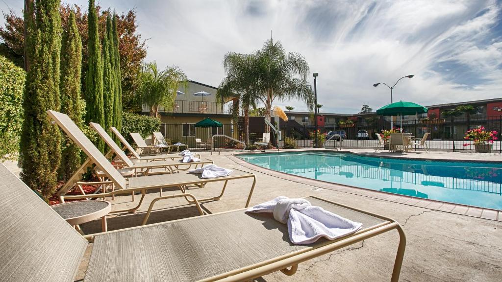Days Inn & Suites by Wyndham Lodi photo