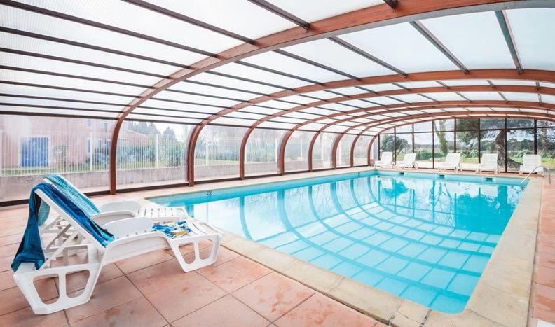 Maison avec plusieurs piscines intérieure et extérieure et parking à 15mn plage - 2
