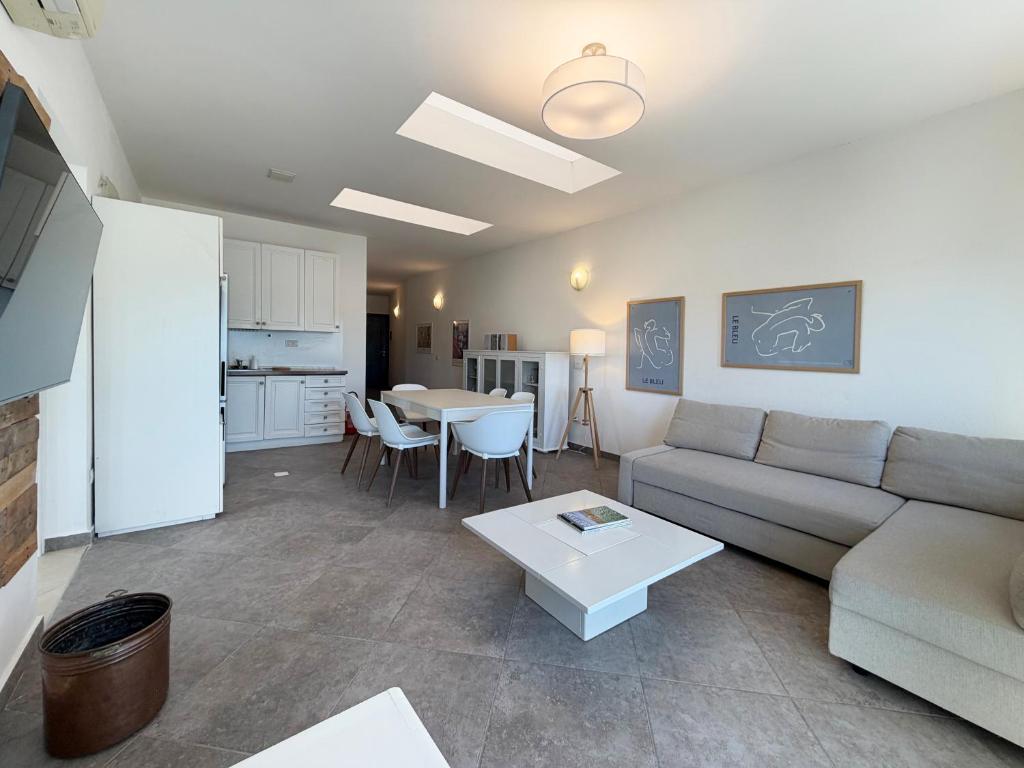 Sardinia Modern A Two-Bedroom, Two-Bathroom Deluxe Apartment - 4